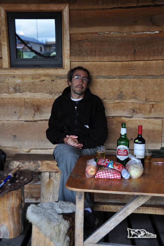 Fim de tarde e de caminhada, hora de merecido lanche acompanhado de vinho e cerveja no nosso albergue em Villa O'Higgins, última cidade da Carretera Austral, no sul do Chile